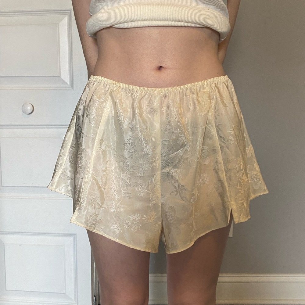 Silk cream-colored shorts with embroiled flowers